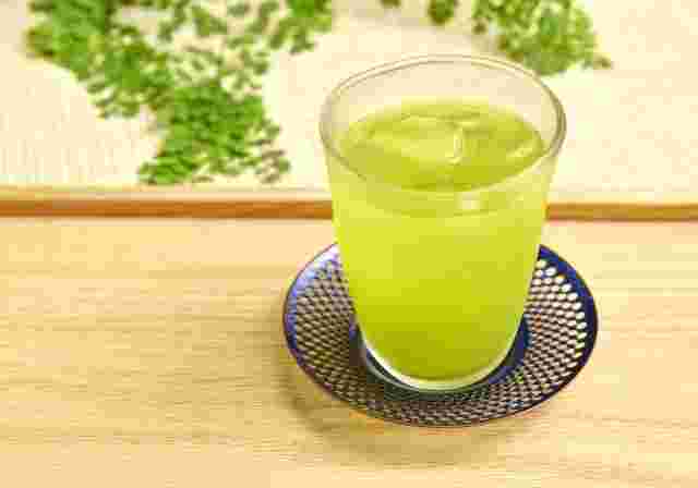 緑茶が入ったコップ