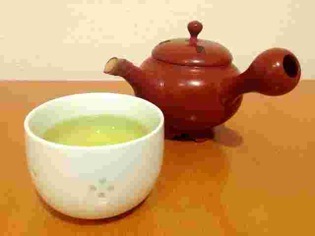 緑茶が入っている湯飲みと急須