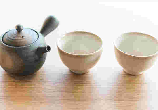急須と空の湯飲みが二つある。