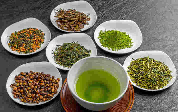 緑茶が湯飲みにはいりながら色んなお茶葉がある