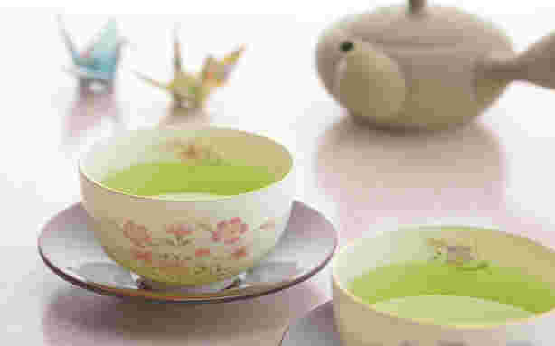 緑茶の入ったポットと緑茶の湯飲み