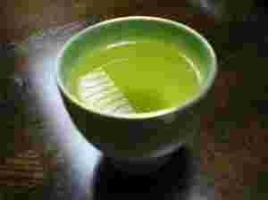 緑茶が入っている湯飲み