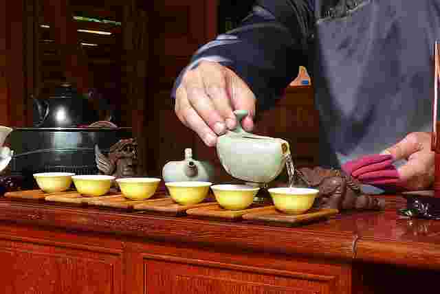 緑茶を入れている人の姿