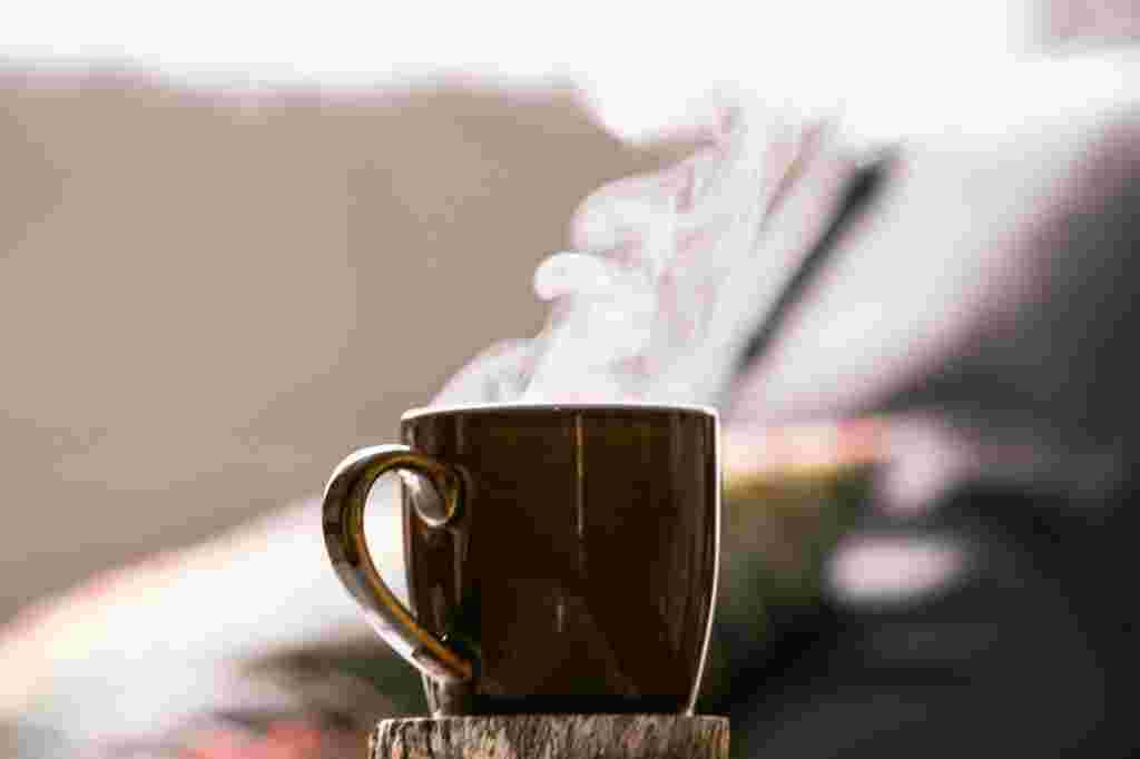 緑茶が入ったカップ