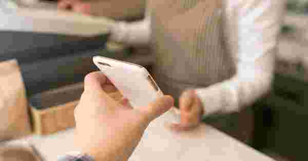 スマホを店員に見せている様子