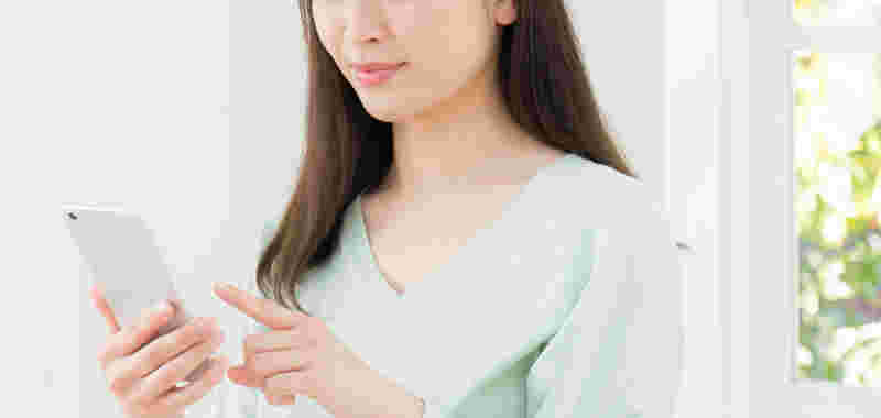 スマホを触っている女性