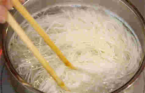 そうめんを茹でる様子