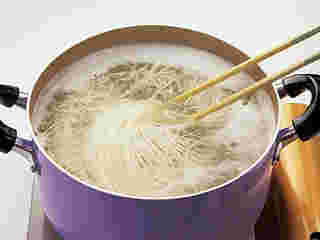 そうめんを茹でる様子