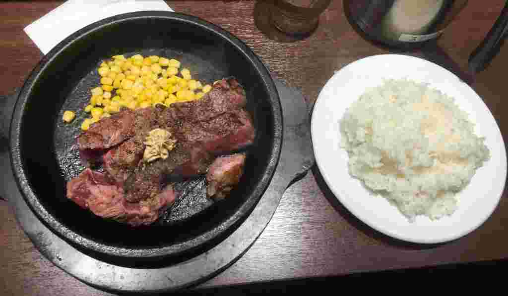 ライス大盛りとステーキ