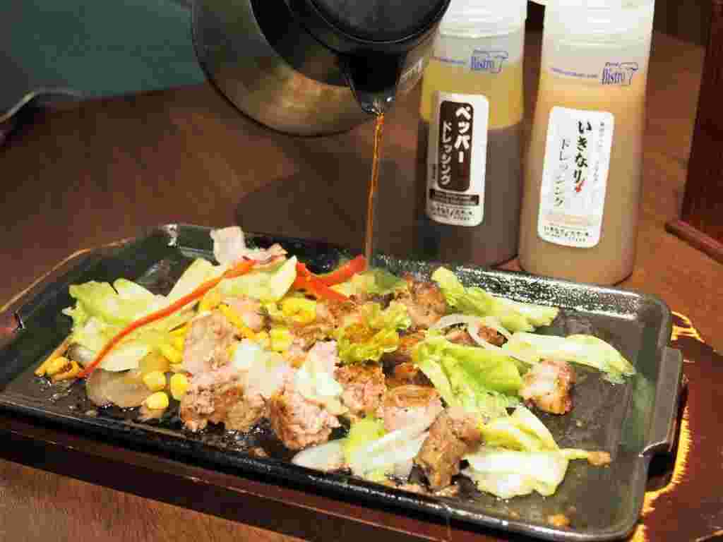 ステーキとサラダを一緒に焼いたステーキ肉焼き