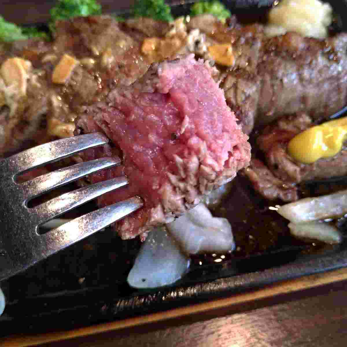 ベリーレアのお肉とステーキ