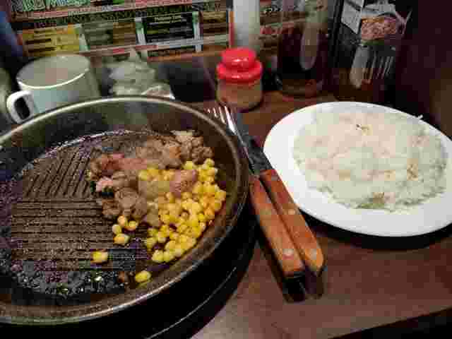 少しのお肉の冷めたライス