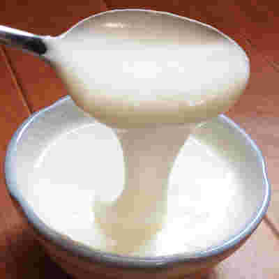 大きなスプーンですくったカスピ海ヨーグルト