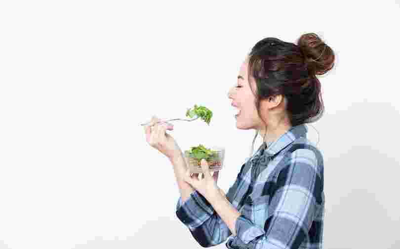 よく噛んで食事をしている女性