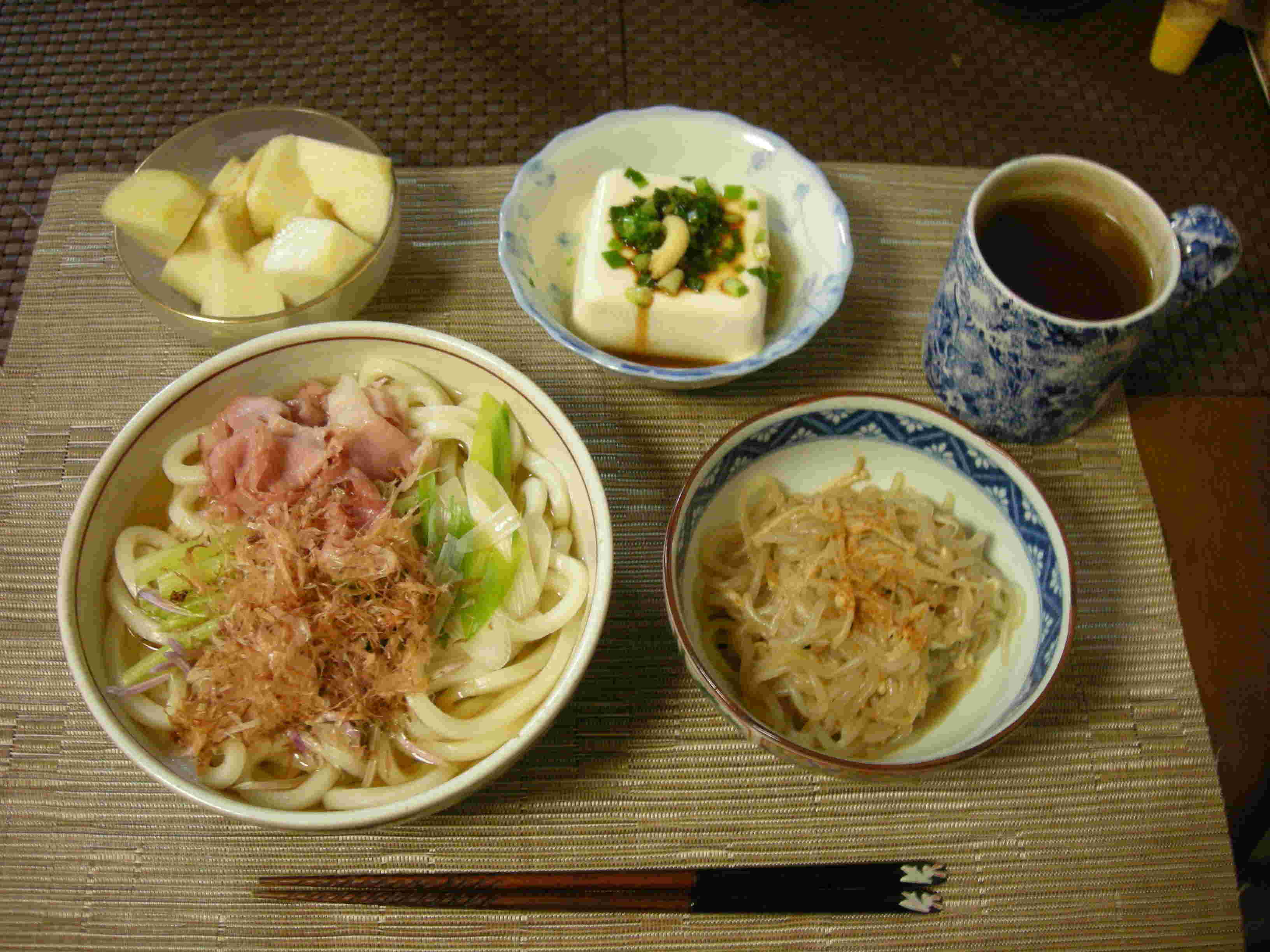 うどんと一緒にバランスよく副菜を並べた夕食