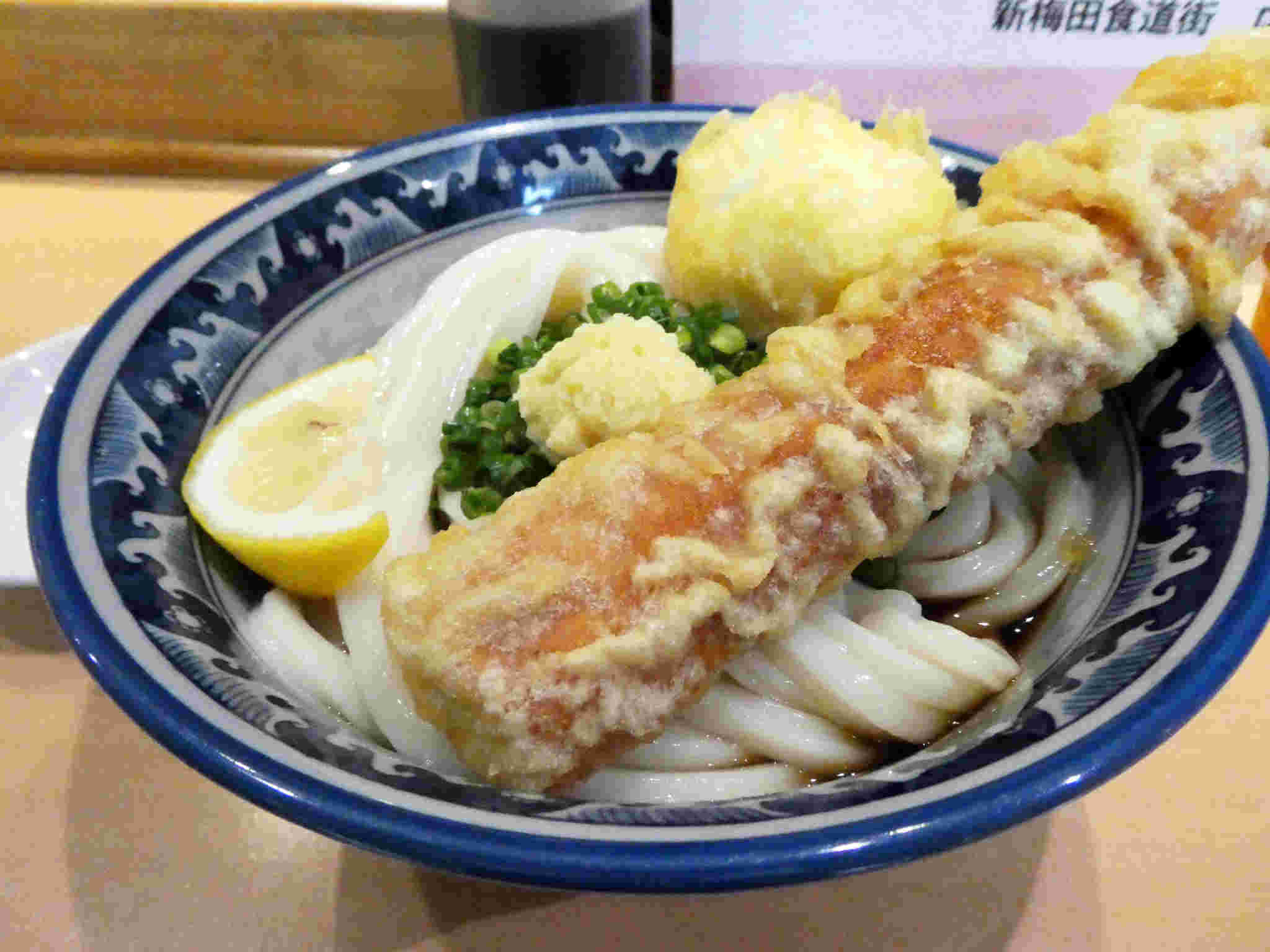ちくわと卵の天ぷらをトッピングしたうどん