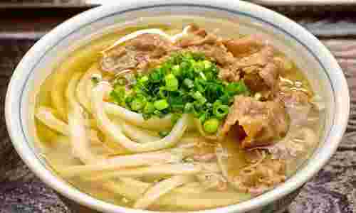 肉をトッピングしたおいしそうなうどん