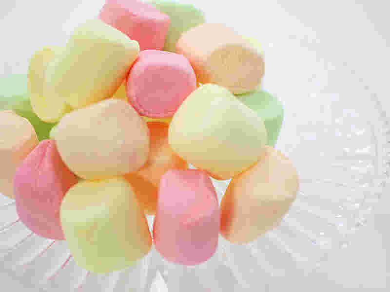 カラフルなマシュマロがお皿に盛られている