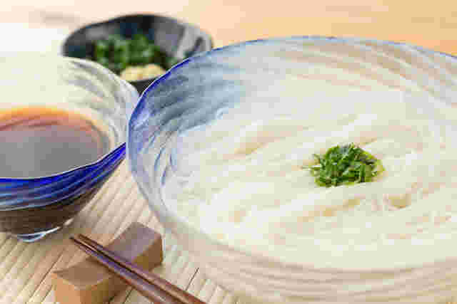 涼しげな器に入ったそうめん
