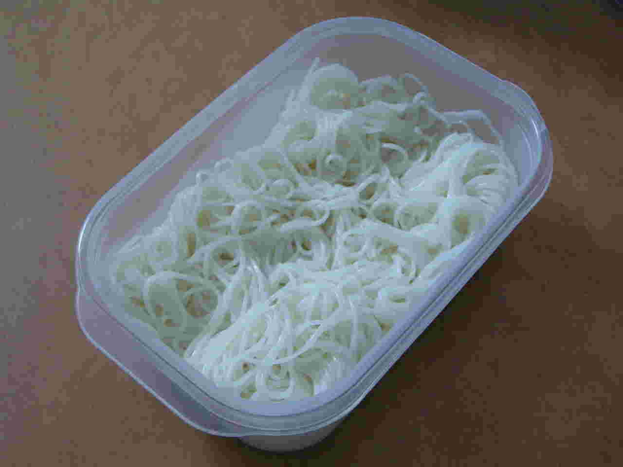 タッパーに入った茹でたそうめん