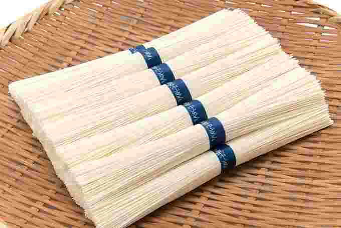 束になったそうめんがザルの上に乗っている
