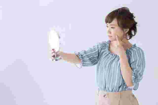 肌を気にする女性