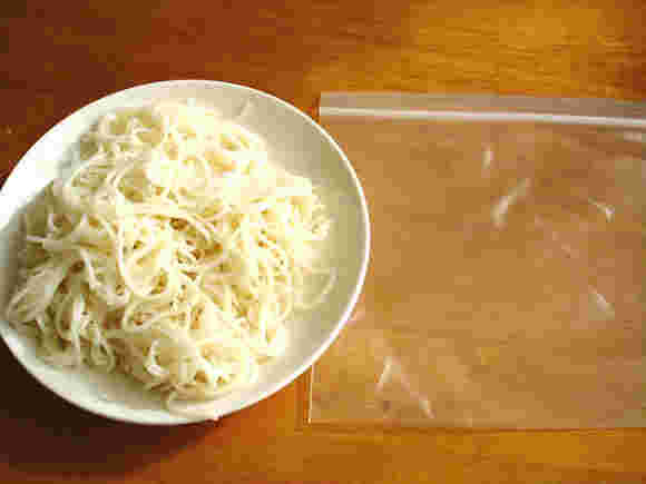 茹でたそうめんとフリーザーバック