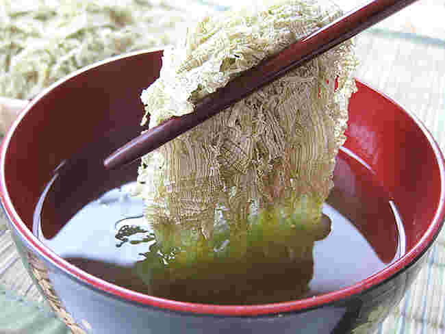 とろろ昆布をお吸い物に入れる