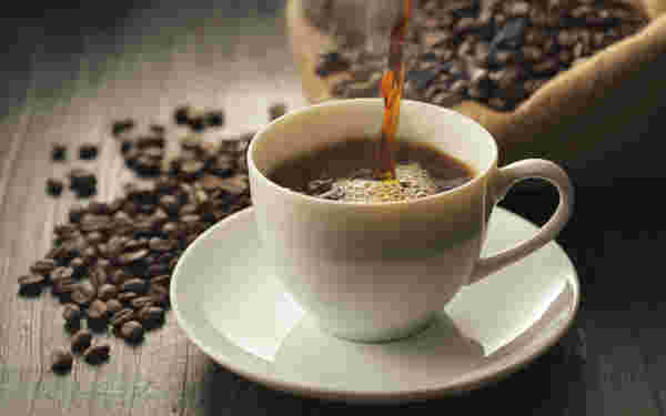 カップにコーヒーを入れている様子