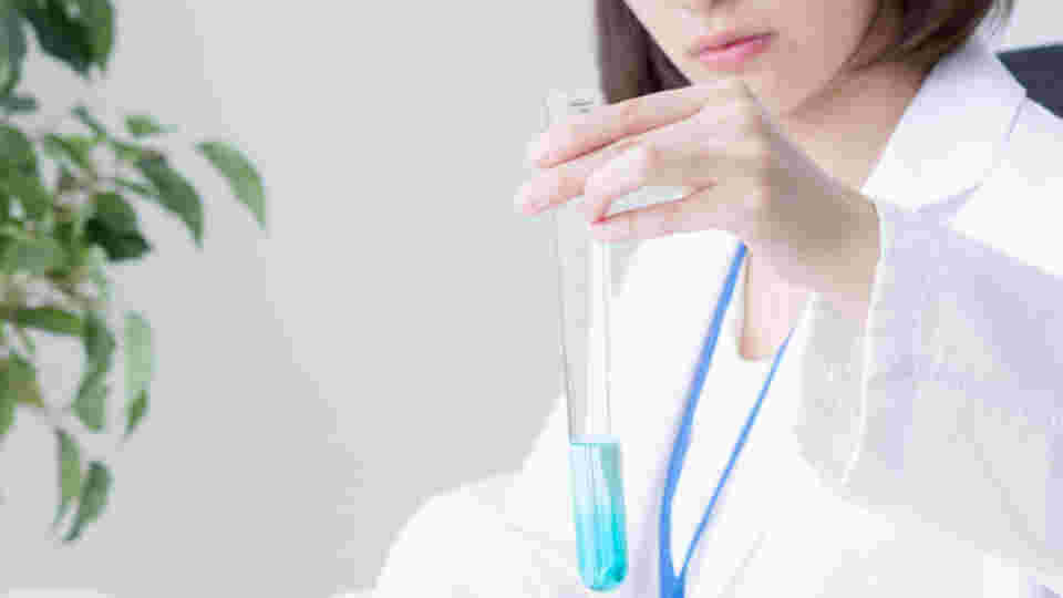 試験管を持つ検査員