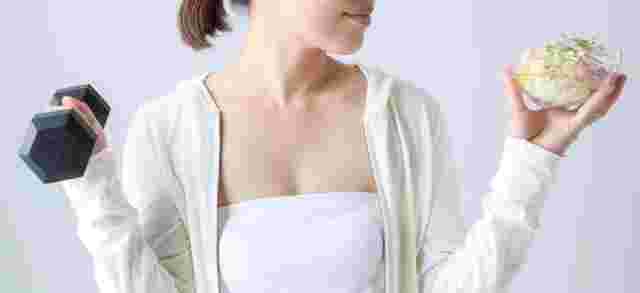 ダイエットの選択を迫られている女性