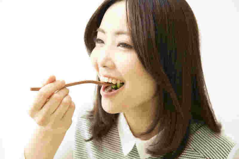 食事をしている女性