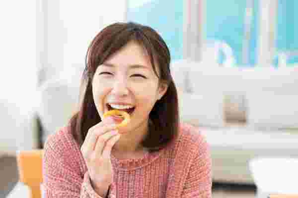 おやつを食べている女性