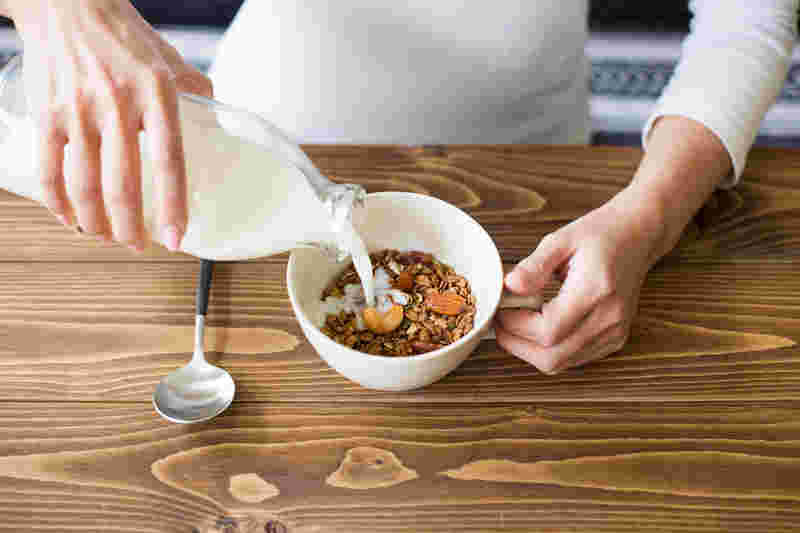 グラノーラに牛乳をかけて食べている様子