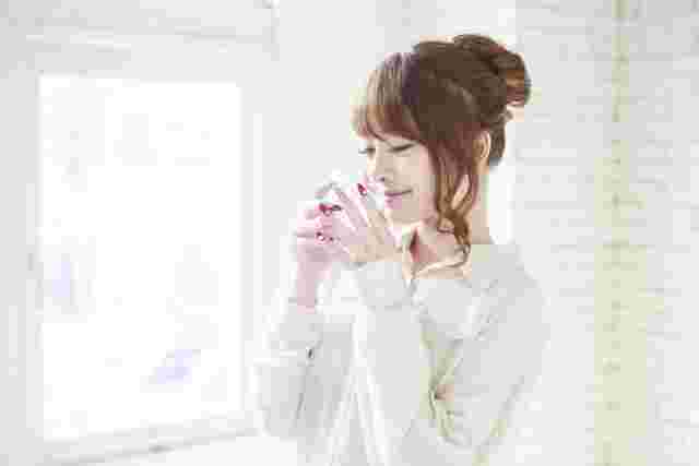 お茶を飲む