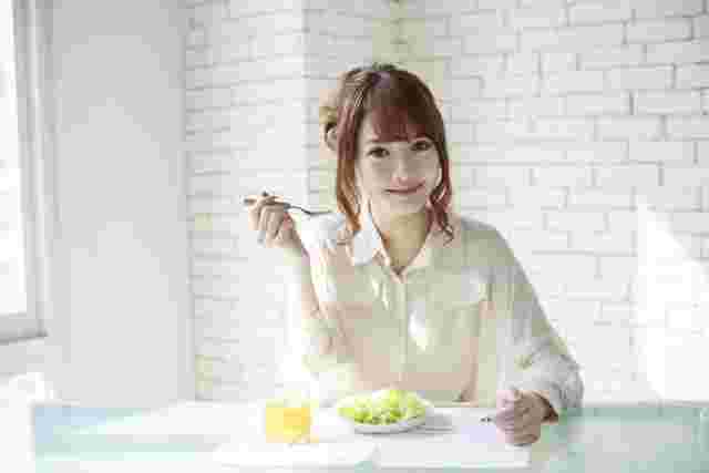 野菜を食べる女性