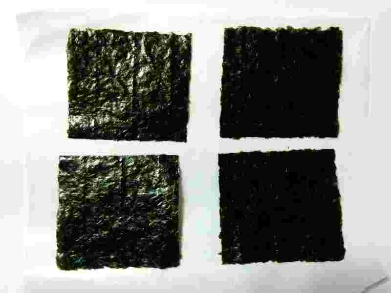 クッキングシートに並んだ四角い4つの海苔