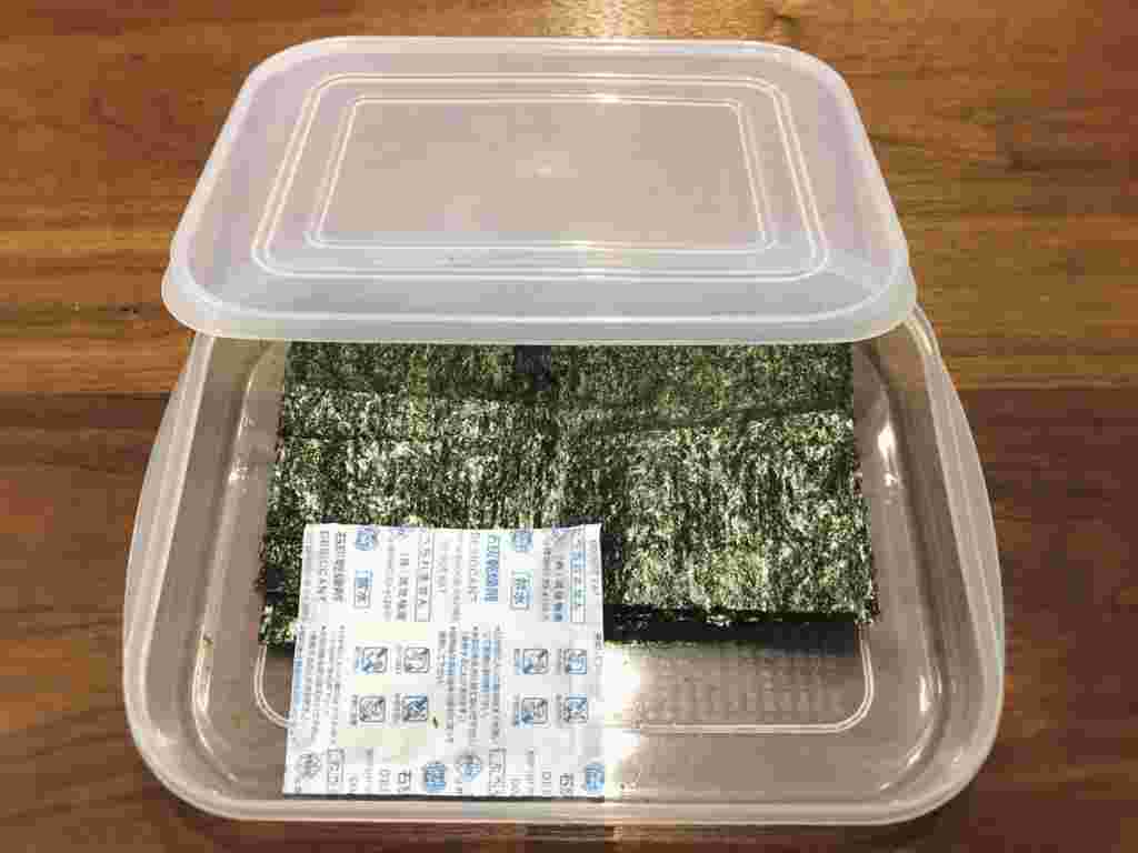 タッパにに入った海苔と乾燥剤