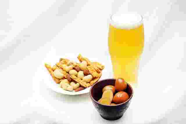 ビールと乾き物のおつまみ、燻製卵