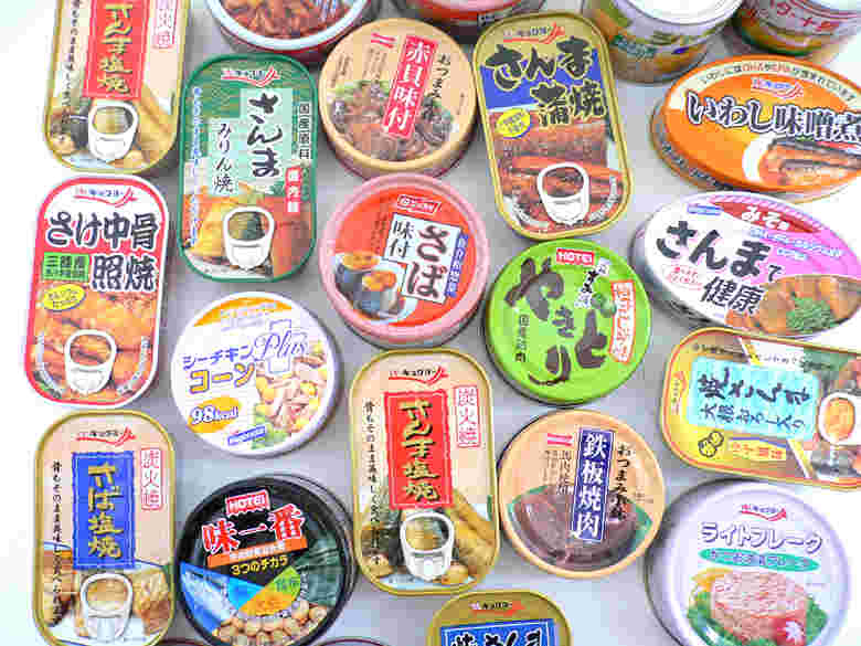 いろいろな種類の缶詰が並んでいる