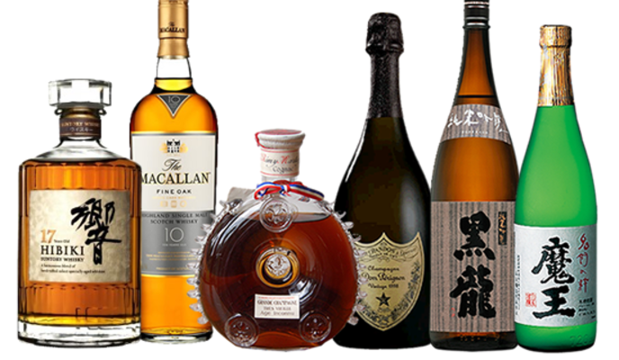 さまざまな種類のお酒が並んでいる