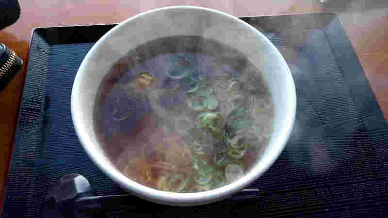 湯気の上がった温かそうなそうめん