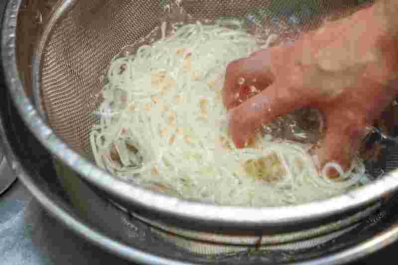 そうめんをこすり洗いしてぬめりを落とす様子