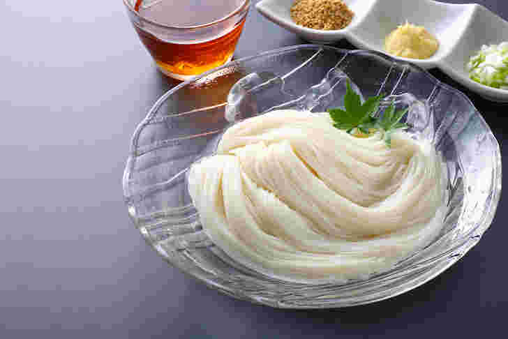 ガラス鉢に入った涼しげなそうめん