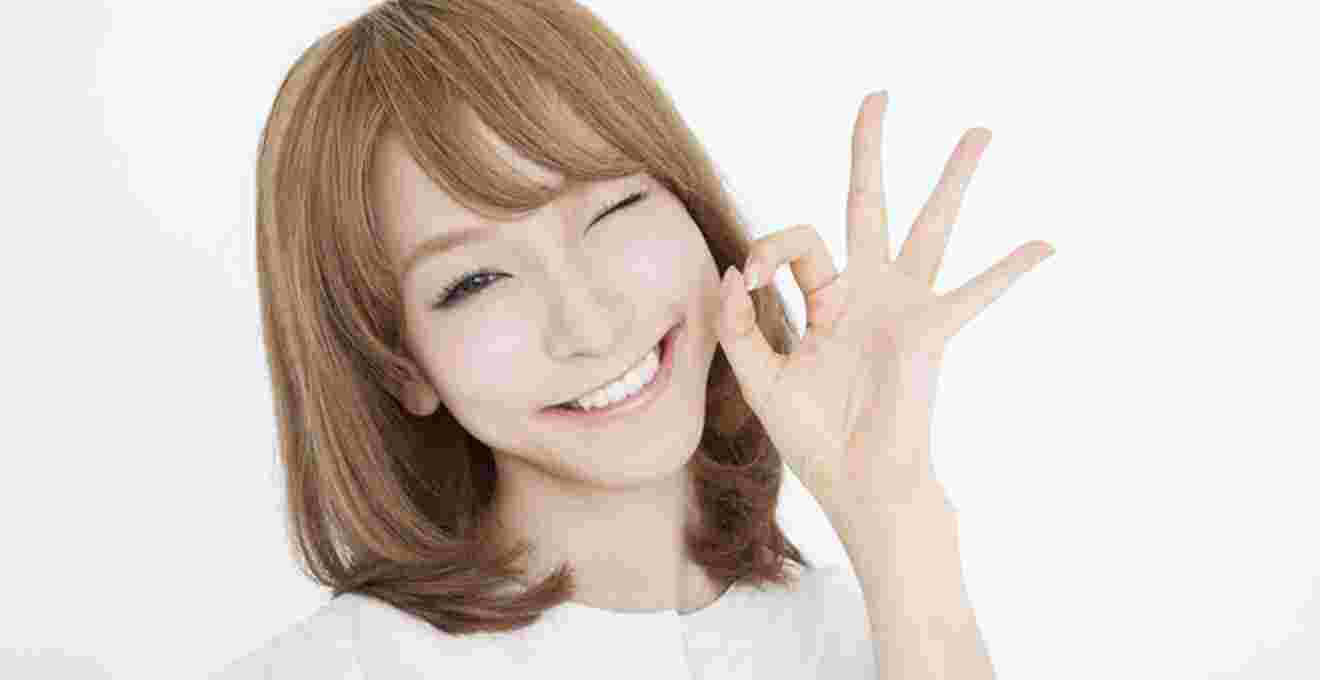 ＯＫを出している女性
