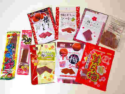 たくさん並べた梅のお菓子