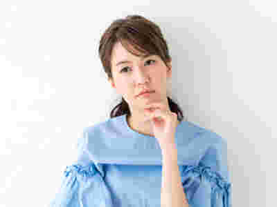 悩んでいる人
