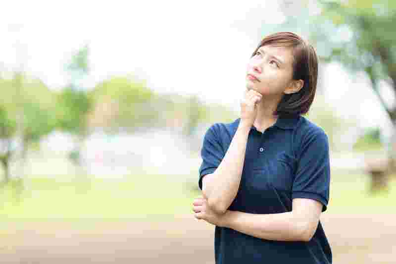 ？と空を見ながら疑問に思う女性