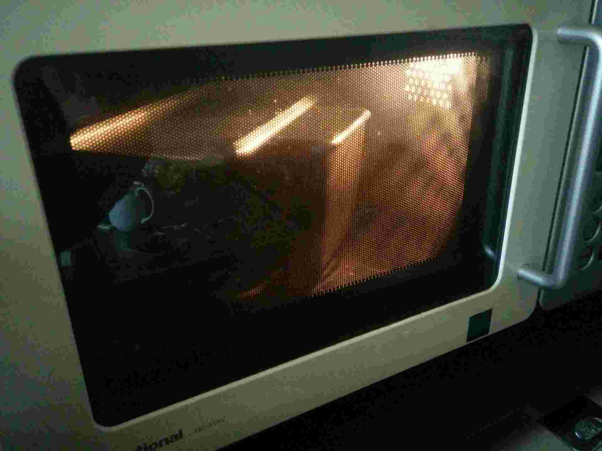 オーブンにはいる食パン型をいれて焼いている