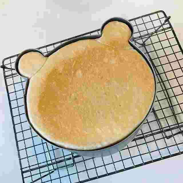 クマ型のパンが焼けている